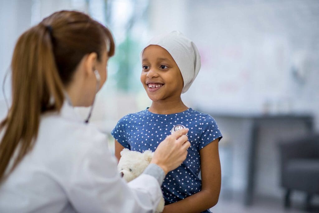 una niña con cáncer recibe ayuda